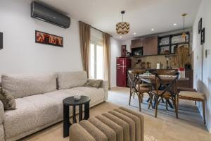 ein Wohnzimmer mit Sofa und Tisch in der Unterkunft Mamba Apartment in Sinj