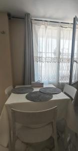 a room with a table with chairs and a window at Casita con mirador in Málaga