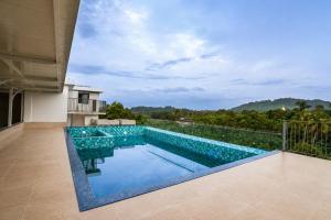 a swimming pool on the roof of a house at HOTEL MARIAPARK KALLooRKKAD in Vāzhākulam