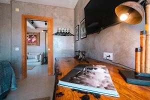 a living room with a wooden table in a room at Surfers Lodge Peniche in Peniche