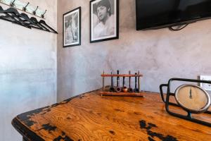 a room with a wooden floor and a tv on a wall at Surfers Lodge Peniche in Peniche +77 photos