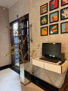 a desk with a computer on top of it at Hotel Lisboa II in São José dos Campos +10 photos