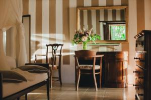 a room with a table with a vase of flowers at Mà C'a - Casa Privata in Praiano