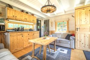 a kitchen and living room with a table at Reiu majake in Reiu