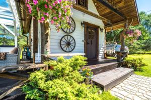 a house with a wooden porch with a bench and flowers at Reiu majake in Reiu