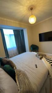 a bedroom with a large bed and a window at GZP Residence Lugoj 5 in Lugoj