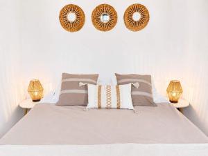 a bedroom with a bed with three mirrors on the wall at Casa del Parque Tacoronte Centro in Tacoronte