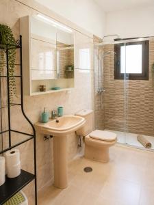a bathroom with a toilet and a sink and a shower at Casa del Parque Tacoronte Centro in Tacoronte