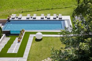 eine Draufsicht auf einen Swimmingpool in einem Garten in der Unterkunft Linta Hotel Wellness & Spa in Asiago
