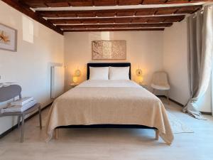 a bedroom with a large bed and two lamps at Maison HELIOS - Eguisheim in Eguisheim