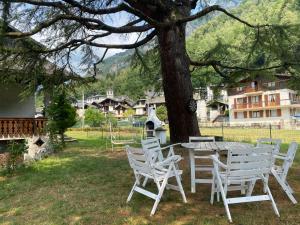 a table and chairs sitting next to a tree at Villa i 2 Pini in Pila