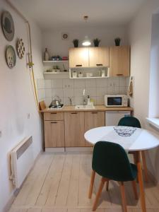 a small kitchen with a table and chairs in a room at Гостьовий двір in Yaremche