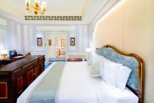 Voodi või voodid majutusasutuse Legend Palace Hotel toas