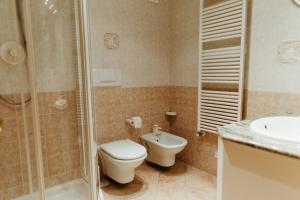 ein Badezimmer mit Toilette, Dusche und Waschbecken in der Unterkunft B&B Chalet Brigitte Hike & Bike in Arabba + 97 Fotos