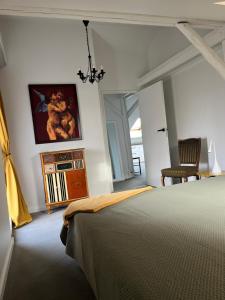 a bedroom with a bed and a painting on the wall at Podróżnik in Oświęcim