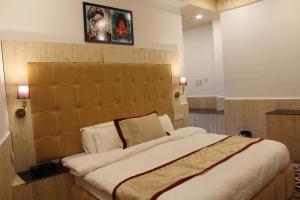 a bedroom with a large bed in a room at Hotel Yadu Vilas in Phata +28 photos