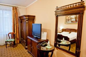 a hotel room with a bed and a mirror at Gaja in Poznań