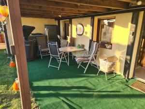 a patio with chairs and a table in a house at Tippelsberg in Bochum