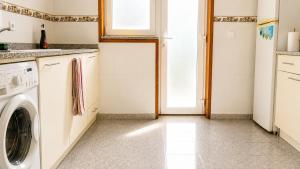 a laundry room with a washer and dryer at Pôr do Sol in Vila Nova de Gaia +19 photos