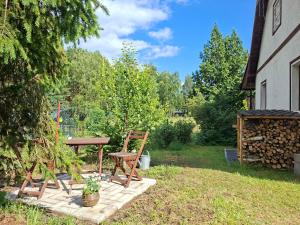 a picnic table and a chair in a yard at Sielanka na Kociewiu in Skrzynia