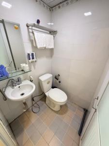 a bathroom with a toilet and a sink at LD Housing 9 in Ðống Thôn