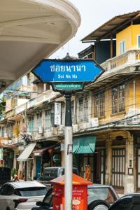 a blue street sign in front of a building at Arun Sa Wad 103 NaNa in Bangkok