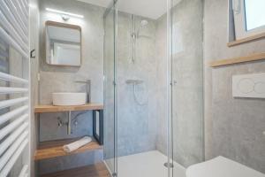 a bathroom with a glass shower with a sink at Le Milan Royal 26 pers, Malmedy, Balnéo, vue, calme in Malmedy +31 photos