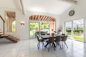 a kitchen and dining room with a table and chairs at La Cascade des Souvenirs Vacation rental just a short walk from Vaison in Vaison-la-Romaine