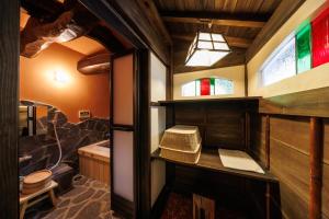 a room with a tub with a hat in it at Yumoto Choza in Takayama +66 photos