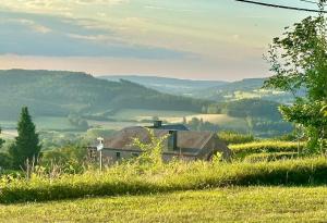 an old house in the middle of a grassy hill at Au delà du miroir in Stavelot
