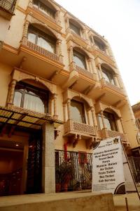 un edificio con una señal delante de él en Hotel Rivera Palace, en Varanasi