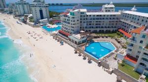 una vista aerea su una spiaggia e su edifici e sull'oceano di AR Cancun Plaza a Cancún