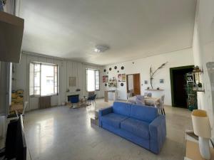 ein Wohnzimmer mit einem blauen Sofa und Stühlen in der Unterkunft BrameL Suite in Lamezia Terme + 30 Fotos