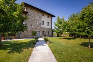 an external view of the house with trees at Massoni Wine Relais in Peschiera del Garda