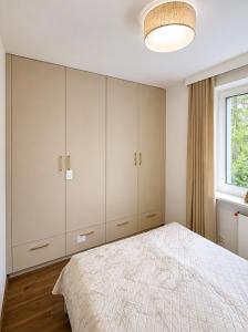 a bedroom with white cabinets and a bed at Majowe Sagankowo 1 minuta od Krupówek in Zakopane