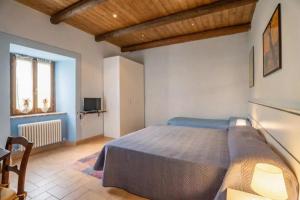 a bedroom with a large bed in a room at Turris Morro di Rasiglia in Rasiglia