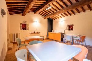 a room with tables and chairs and a kitchen at Turris Morro di Rasiglia in Rasiglia