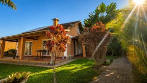 a house with a fountain in front of a yard at Villa de charme in Ivato +2 photos