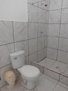Ett badrum på Hospedaje Marvento
