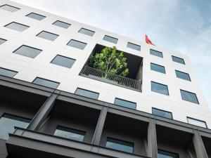 a building with a tree in a window at Bedz Hotel Ban Bueng in Ban Bung
