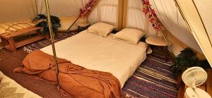 a room with a bed in a tent at Nid et Toiles in Bernadets-Debat