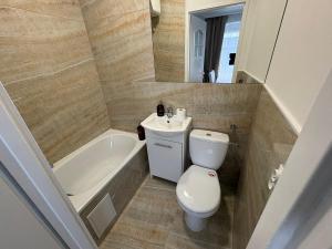 ein Badezimmer mit Toilette, Waschbecken und Badewanne in der Unterkunft Whisper Studio in Lębork