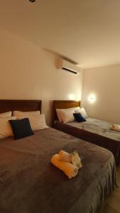 a bedroom with two beds with a stuffed animal on the bed at Plato De Ciudad II in Boracay