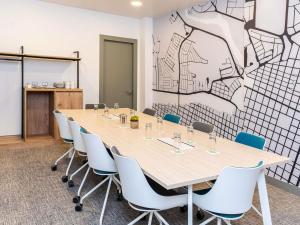 a conference room with a long table and chairs at Ibis Styles El Malecon Guayaquil in Guayaquil +105 photos