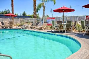 Πισίνα στο ή κοντά στο Motel 6-Fresno, CA - Blackstone South