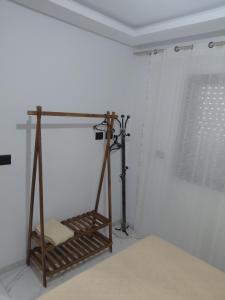 a room with a swing in the corner of a room at La perle in Sukrah