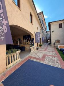 an alley with a rug on the ground next to a building at DiVa in Castelnuovo di Farfa