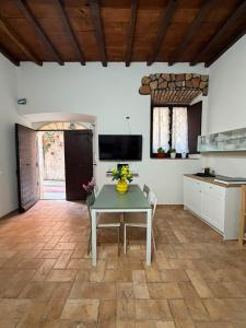 a dining room with a table and a kitchen at DiVa in Castelnuovo di Farfa +24 photos