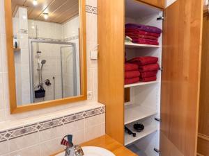 a bathroom with a sink and a mirror and towels at Ferienwohnung Binder - Ferienwohnung Bad Windsheim in Bad Windsheim +20 photos