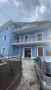 a blue house with a car parked in front of it at B&B Dosti in Scafa